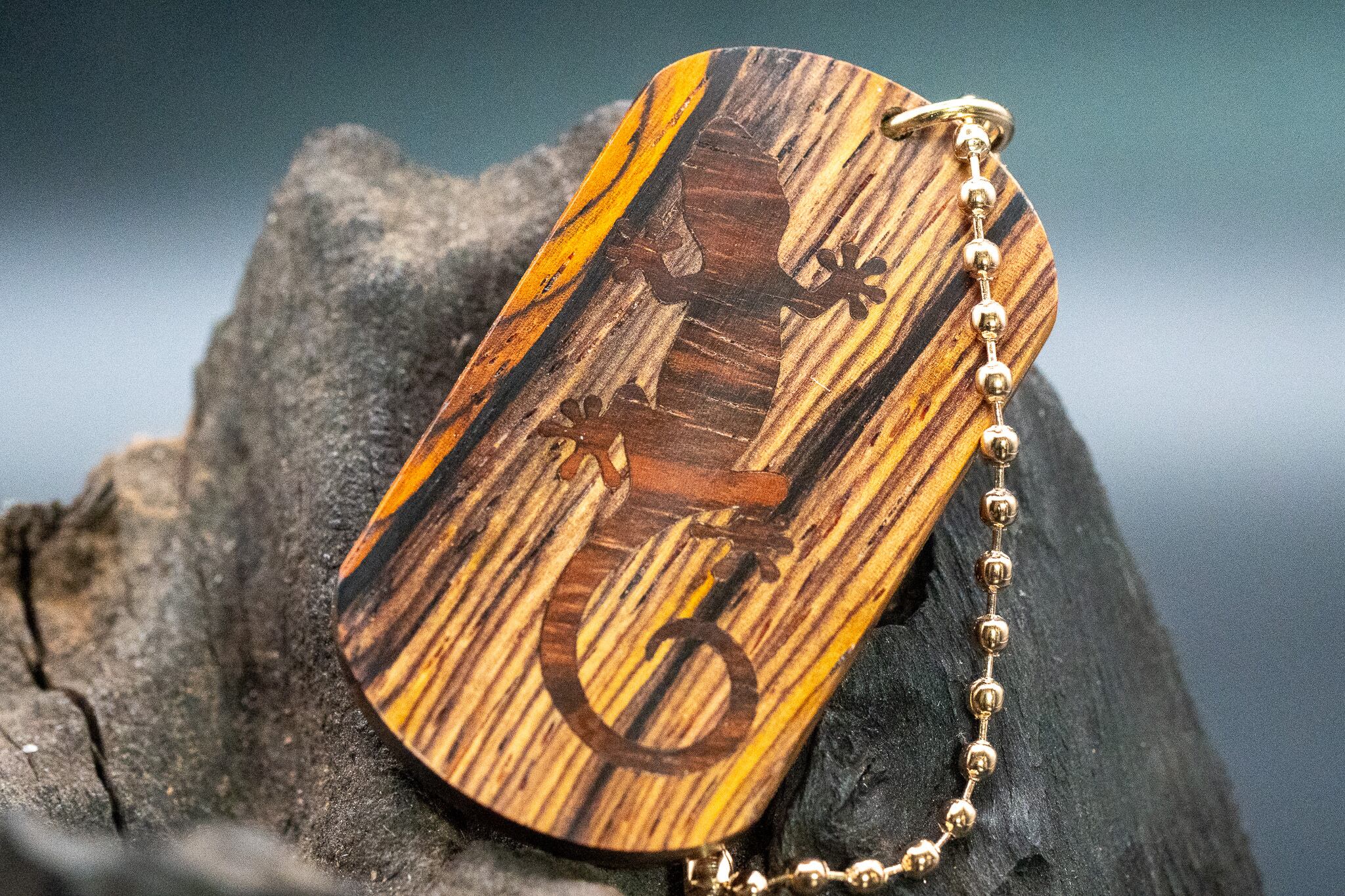 【 エスニックなローズウッド 】ココボロ ドッグタグ 象嵌 木登りトカゲ