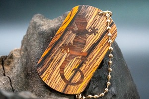 【 エスニックなローズウッド 】ココボロ ドッグタグ 象嵌 木登りトカゲ