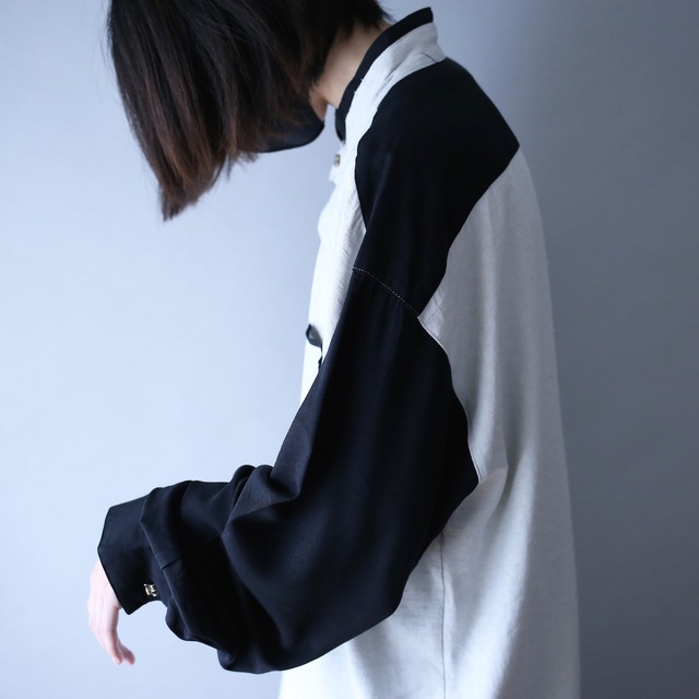 "black×white" bi-color switching and design button loose shirt