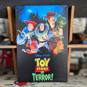 送料無料!ちょうどいいブリキ看板【 TOY STORY( トイ・ストーリー )】トイストーリー / TOY STORY OF TERROR / METAL SIGN / メタルサイン / ブリキ看板 / サインボード / ビンテージ加工 〚アメリカン雑貨 アメトイ〛