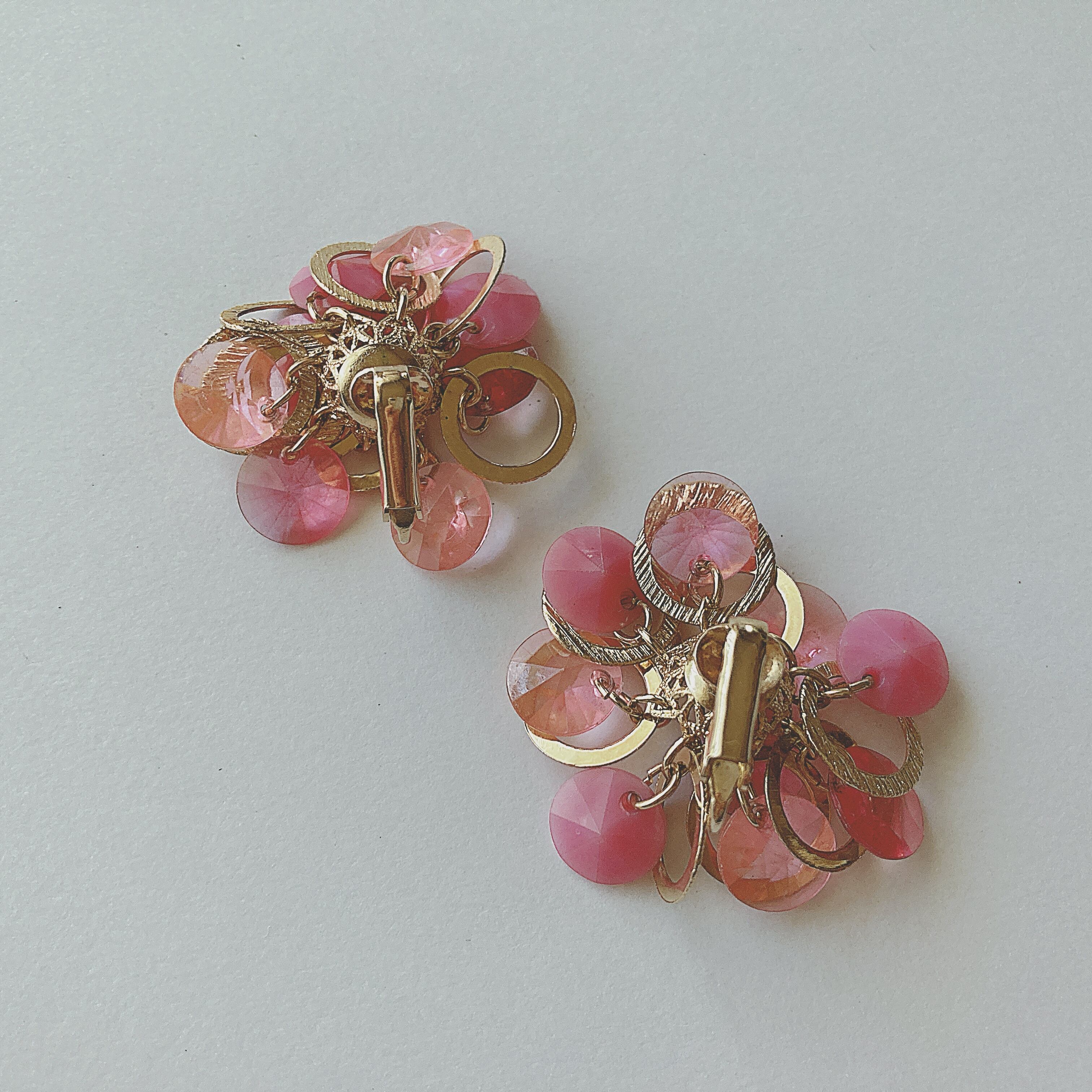 Vintage 60s - 70s gold tone pink plastic beads cha cha dangle earrings  ヴィンテージ　60年代 - 70年代　ゴールドトーン　ピンク　プラスチック　ビーズ　ダングル　イヤリング