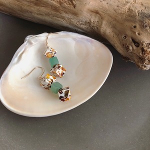 クラックアンバーと染めクォーツのピアス