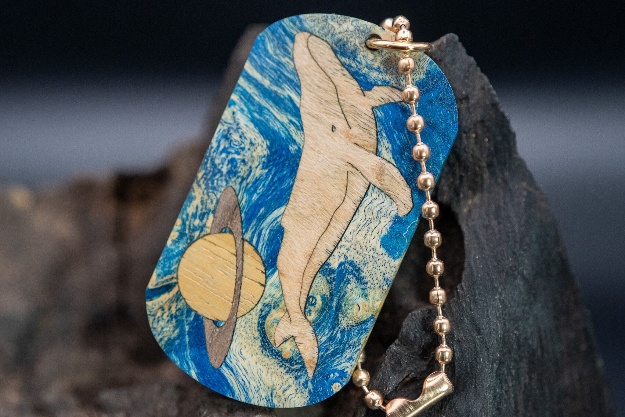 スタビライズウッド メープルバール ドッグタグ 象嵌 勇魚と惑星