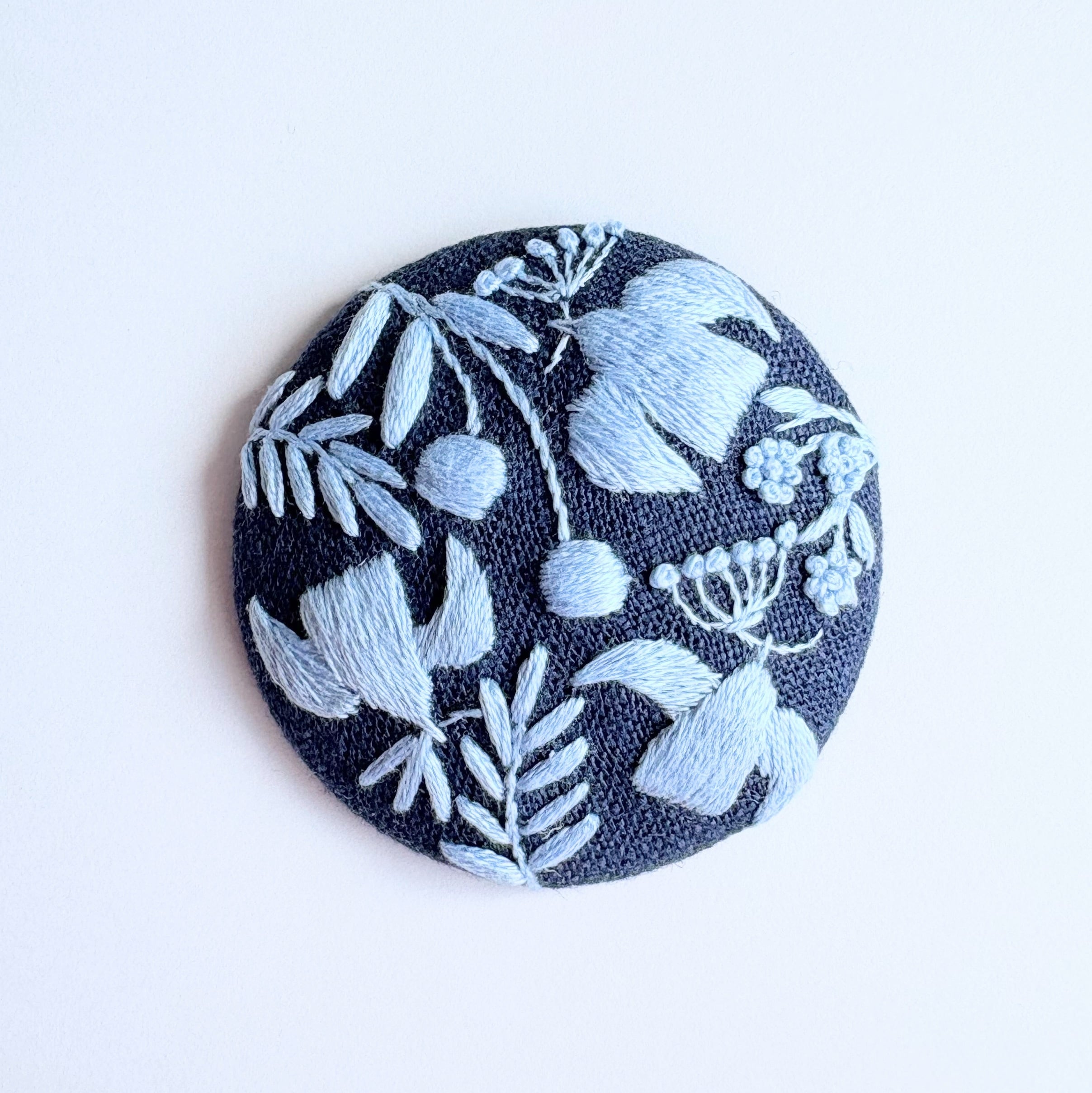 北欧風ことりと草花の刺繍ブローチ【hokuo】#459 | j.couture
