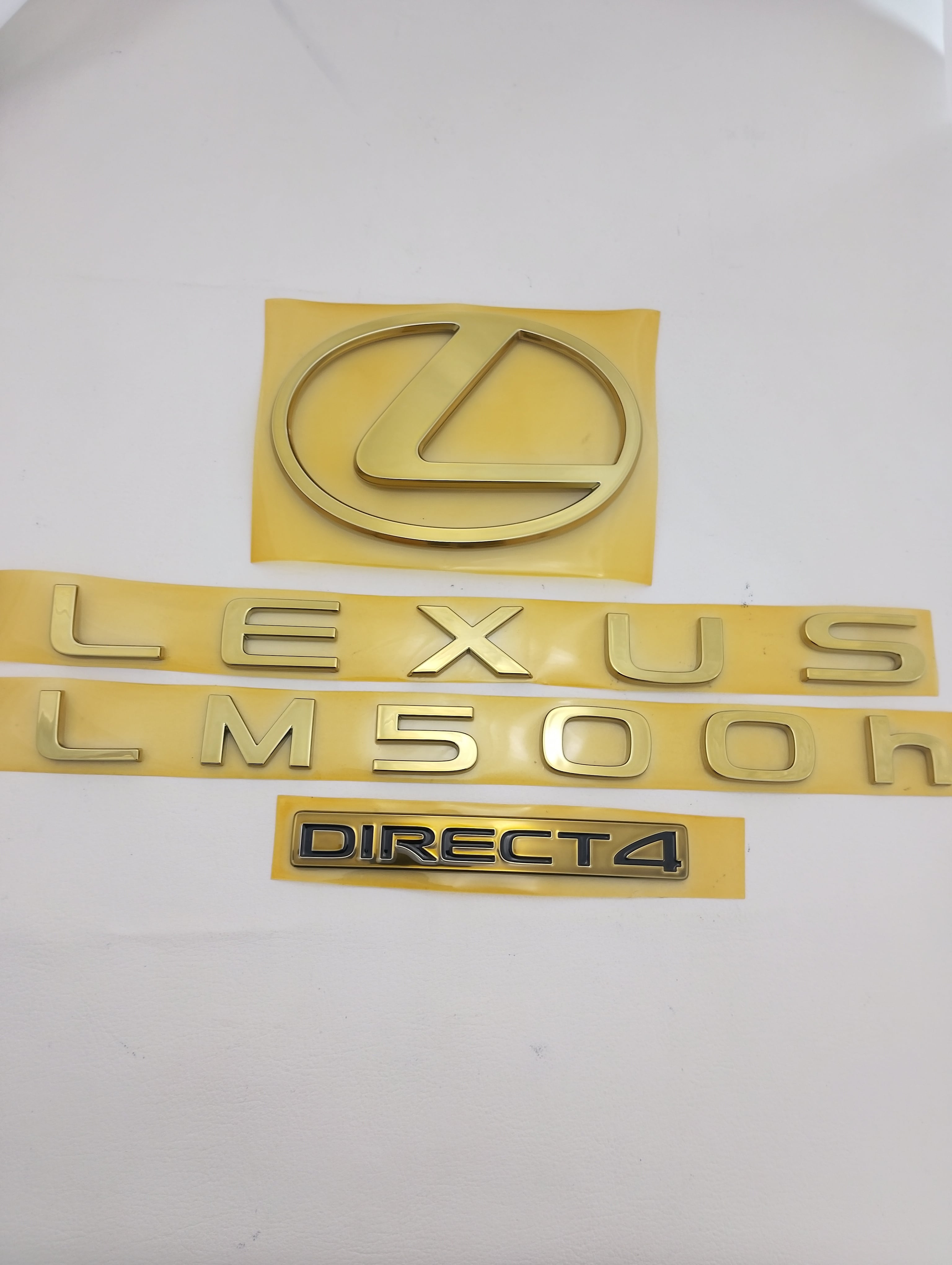 レクサスLM500hゴールド加工エンブレム　新品　純正品使用 レクサスLM500hゴールド加工エンブレムフロント＆リア4点セット新品