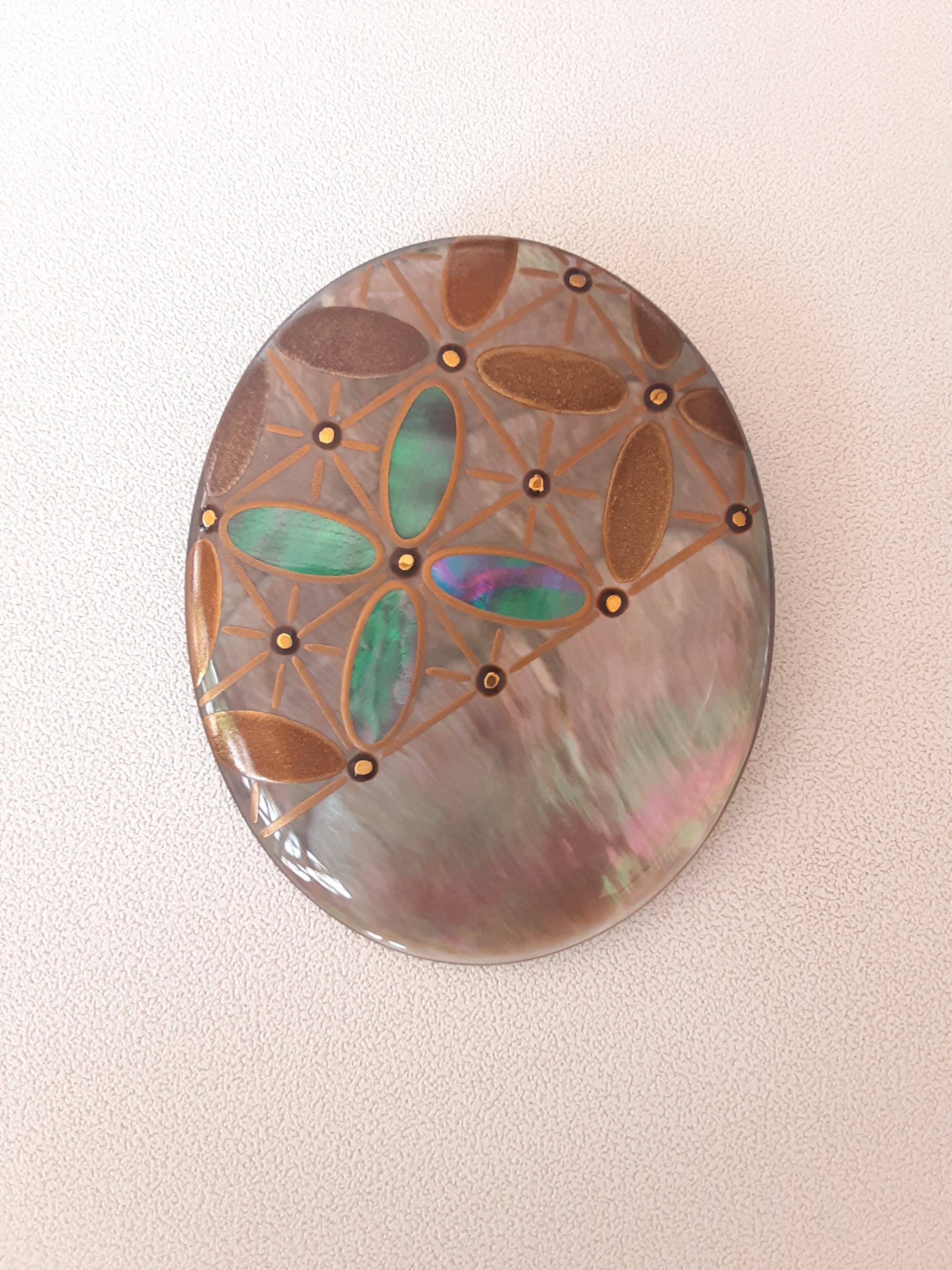 喜界島産 天然貝を加工したトンボ型ブローチ(No.110) 喜界島産 天然貝を加工したトンボ型ブローチ(No.110)