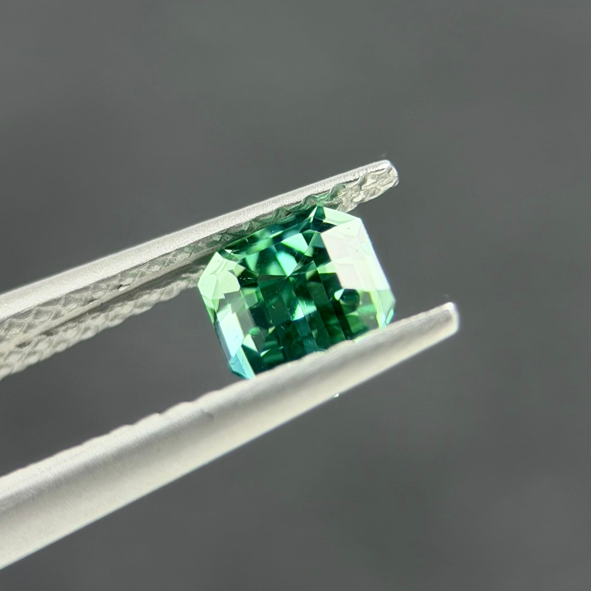 シーフォームグリーントルマリン 4.9x4.8mm, 0.75ct, アフガニスタン産