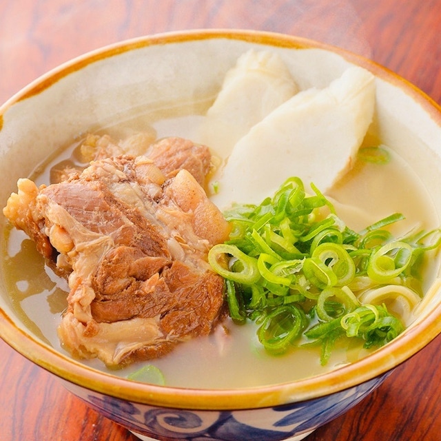 ソーキそば 一食分が１０分でできちゃうキット　浅草開化楼カラス麺（粉人　コナンチュ）はいってます。