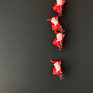 ハシゴをのぼるポーズのサンタクロースフィギュアのチャーム