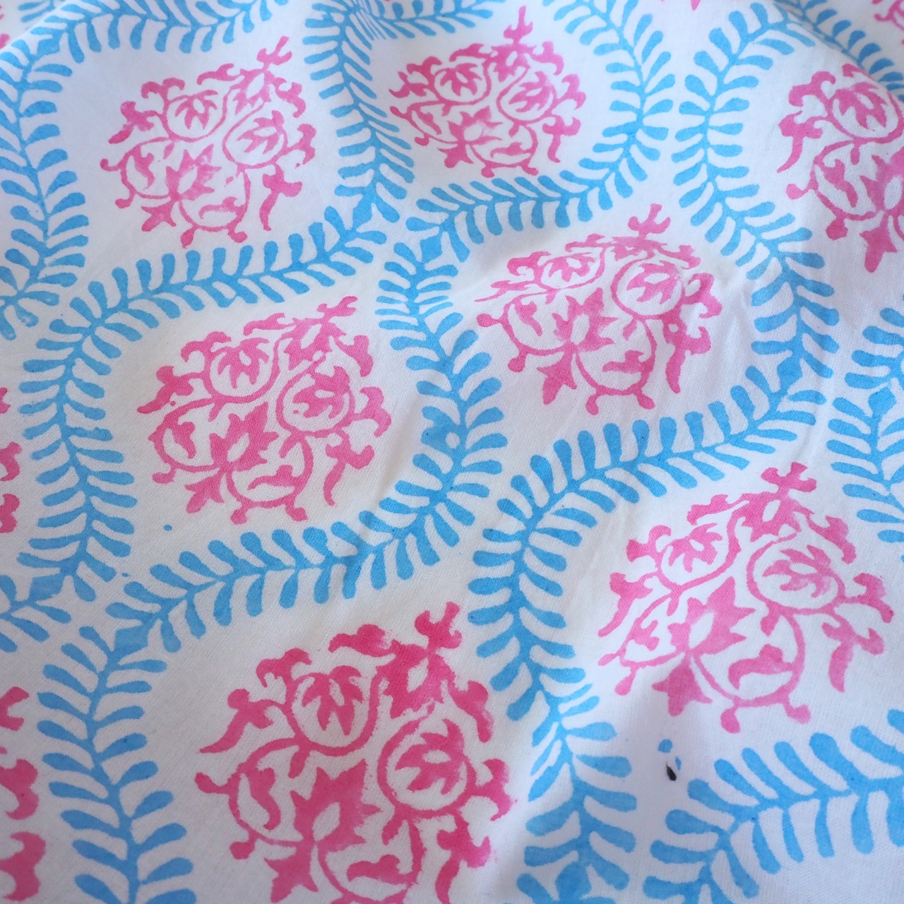 ブロックプリント生地【50cm単位】インド綿 白×水色/ピンク #11010-WT1