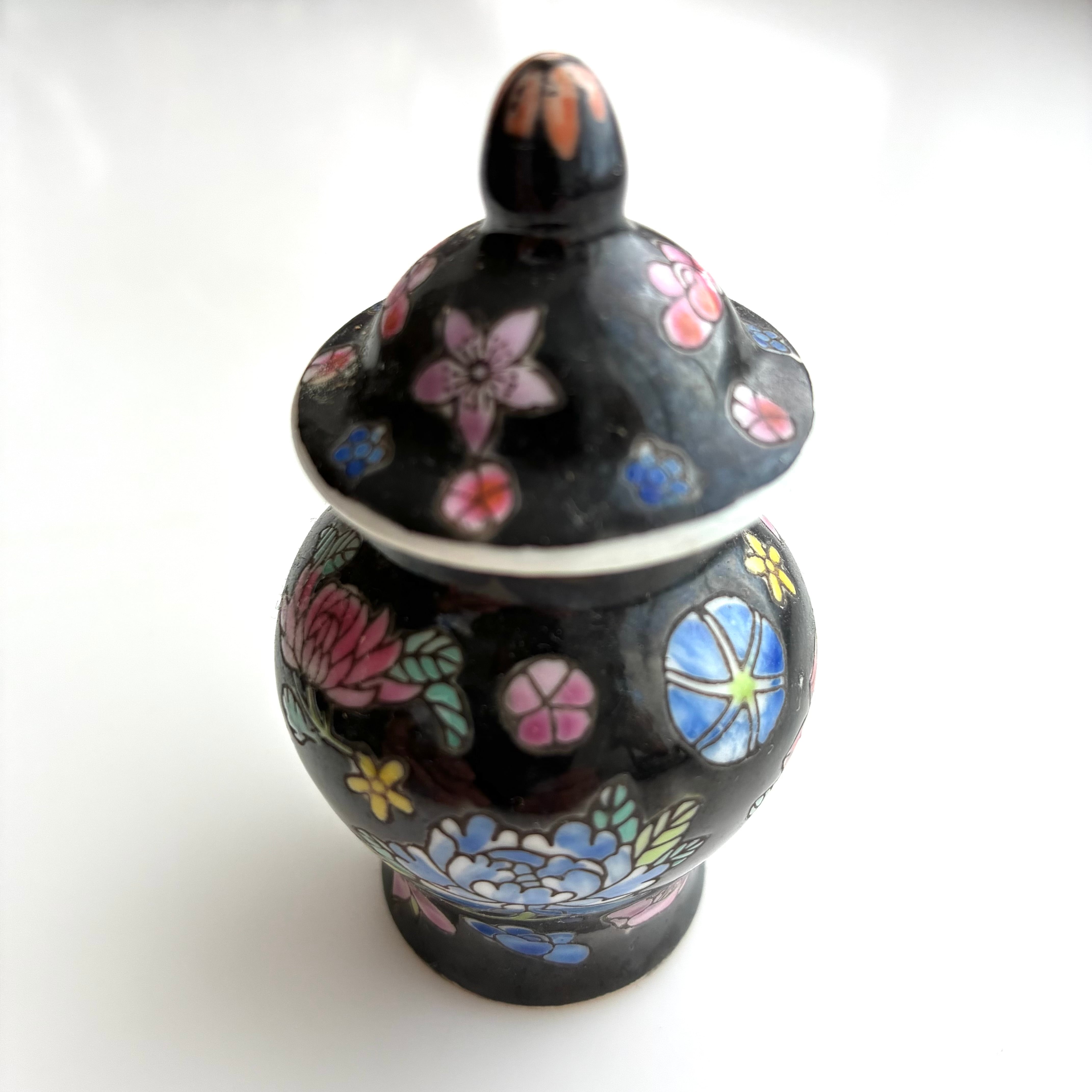 粉彩洋蓮の小壷＃黒（80年代景徳鎮デッドストック） | 旅百貨 寿百貨