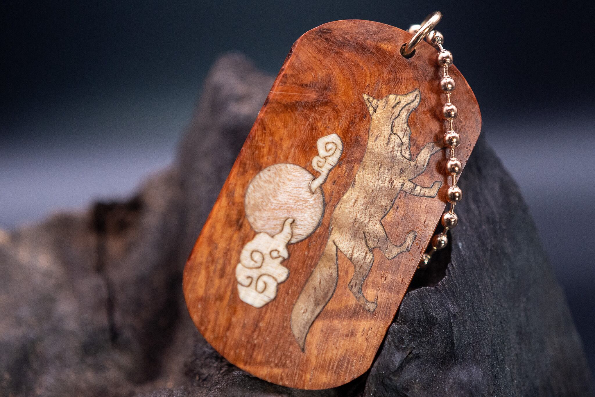 【朱色の銘木】 本花梨瘤杢 ドッグタグ 象嵌 十五夜きつね