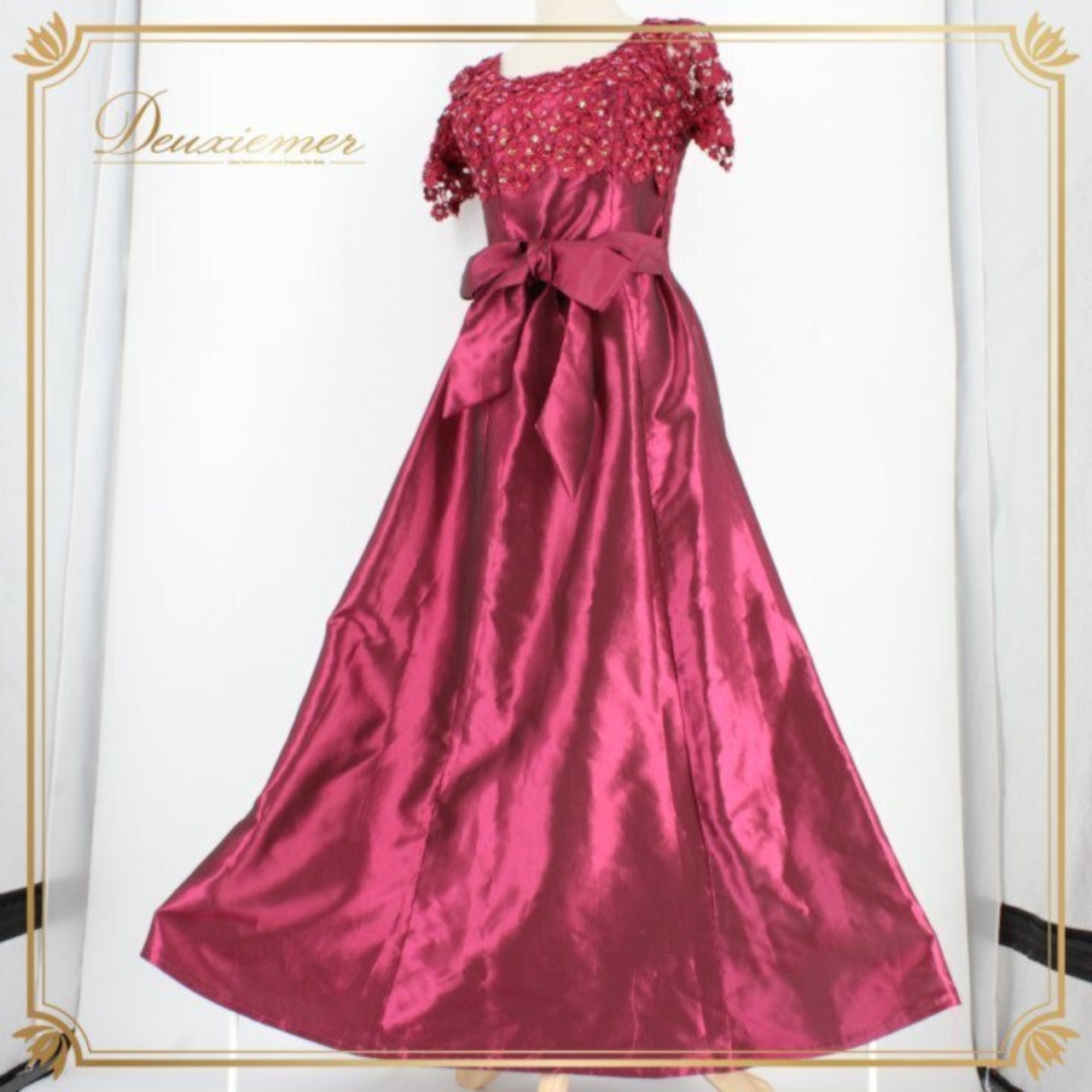 パーティドレス 社交ダンス レディース スタンダード レッド系 ドレス カラードレス 発表会 演奏会 カラオケ 二次会 ピアノ 赤 花柄 レース パープル系 ワインレッド系 光沢 サテン風 光沢感 フェミニン 袖なし ノースリーブ フレアスカート ミモレ丈 ロング丈 大人可愛い 華やか 上品 エレガント レース花柄 刺繍風レース ウエストリボン 蝶結び ベルト付き きれいめ 結婚式 コンサート 舞台衣装 衣装用 フォーマル レディース 伸縮性 シャーリング 体型カバー カラオケ衣装 発表会ドレス