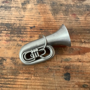 チューバの置物