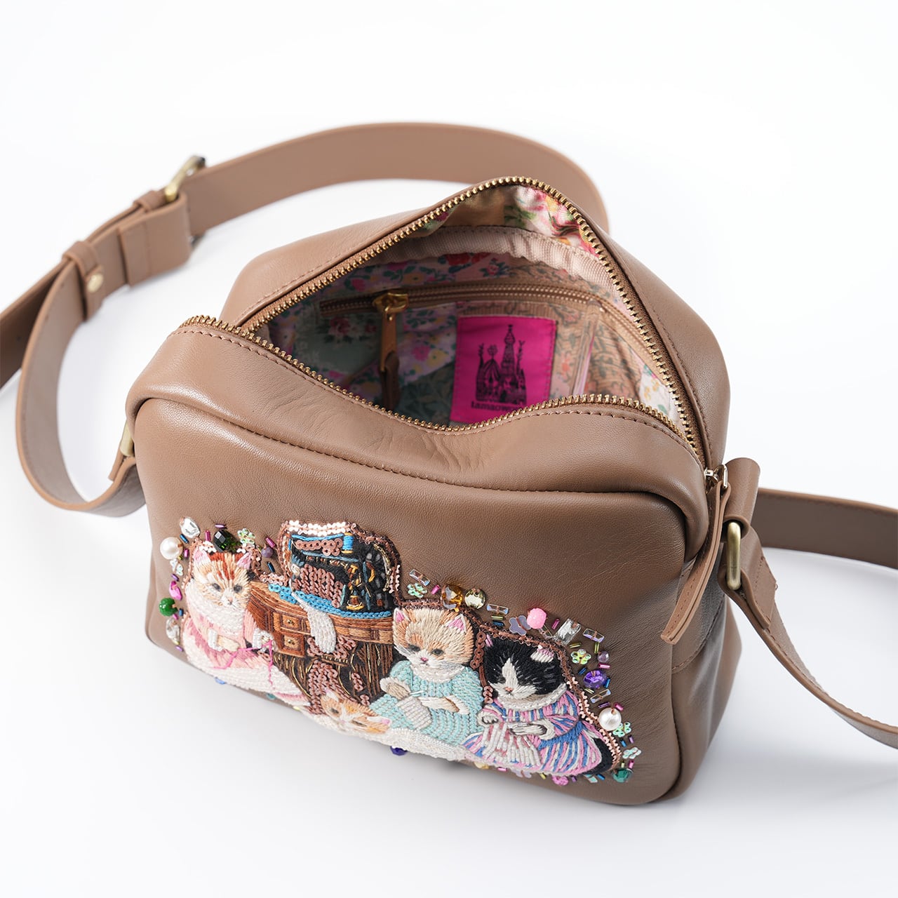 刺繍ショルダーバッグ Sewing Sisters Cats(Camel) | tamaobazaaar