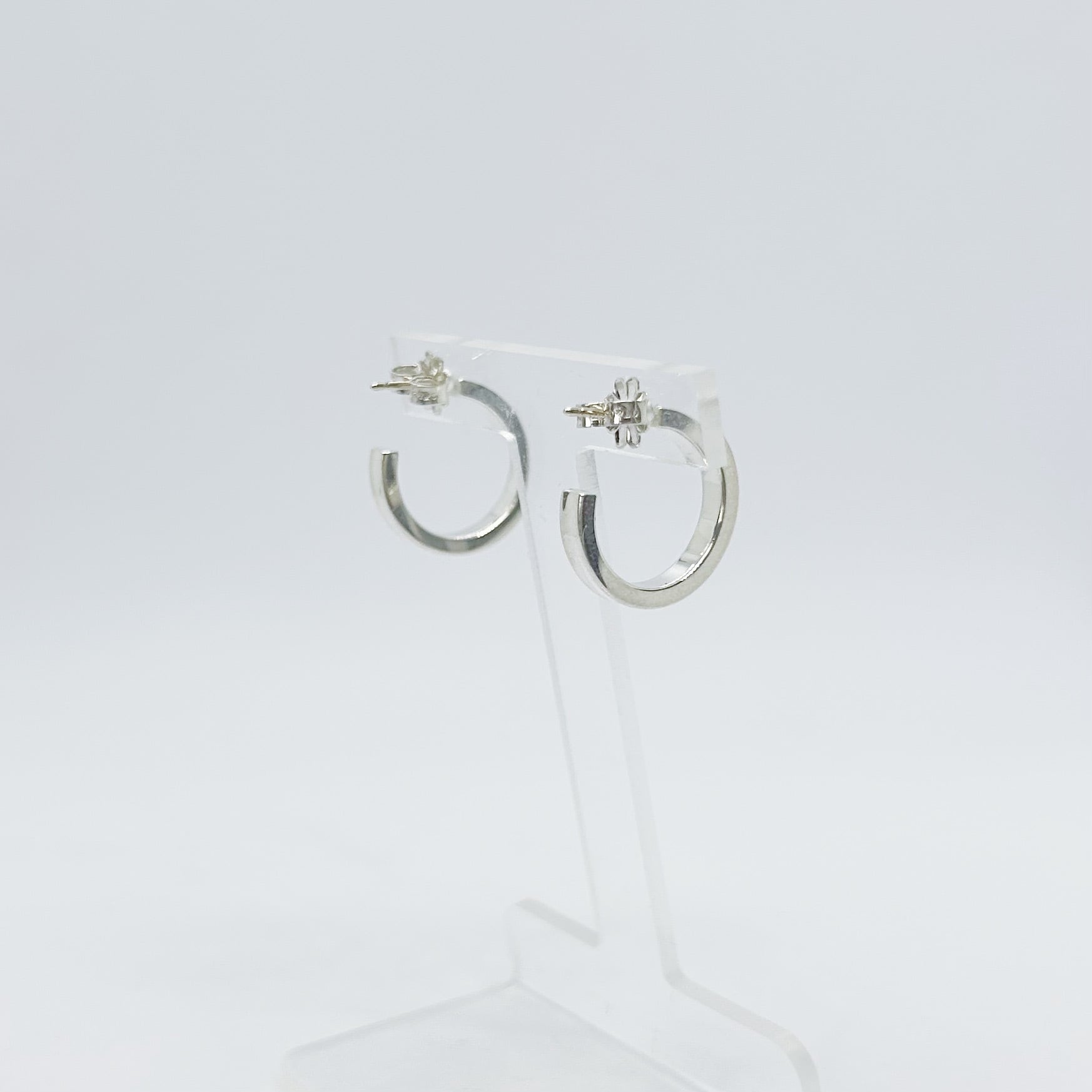 ティファニー 現行 ナロー フープ ピアス 1837 ミディアム S66e ティファニー 節約 現行 ナロー フープ ピアス 1837 ミディアム S66e