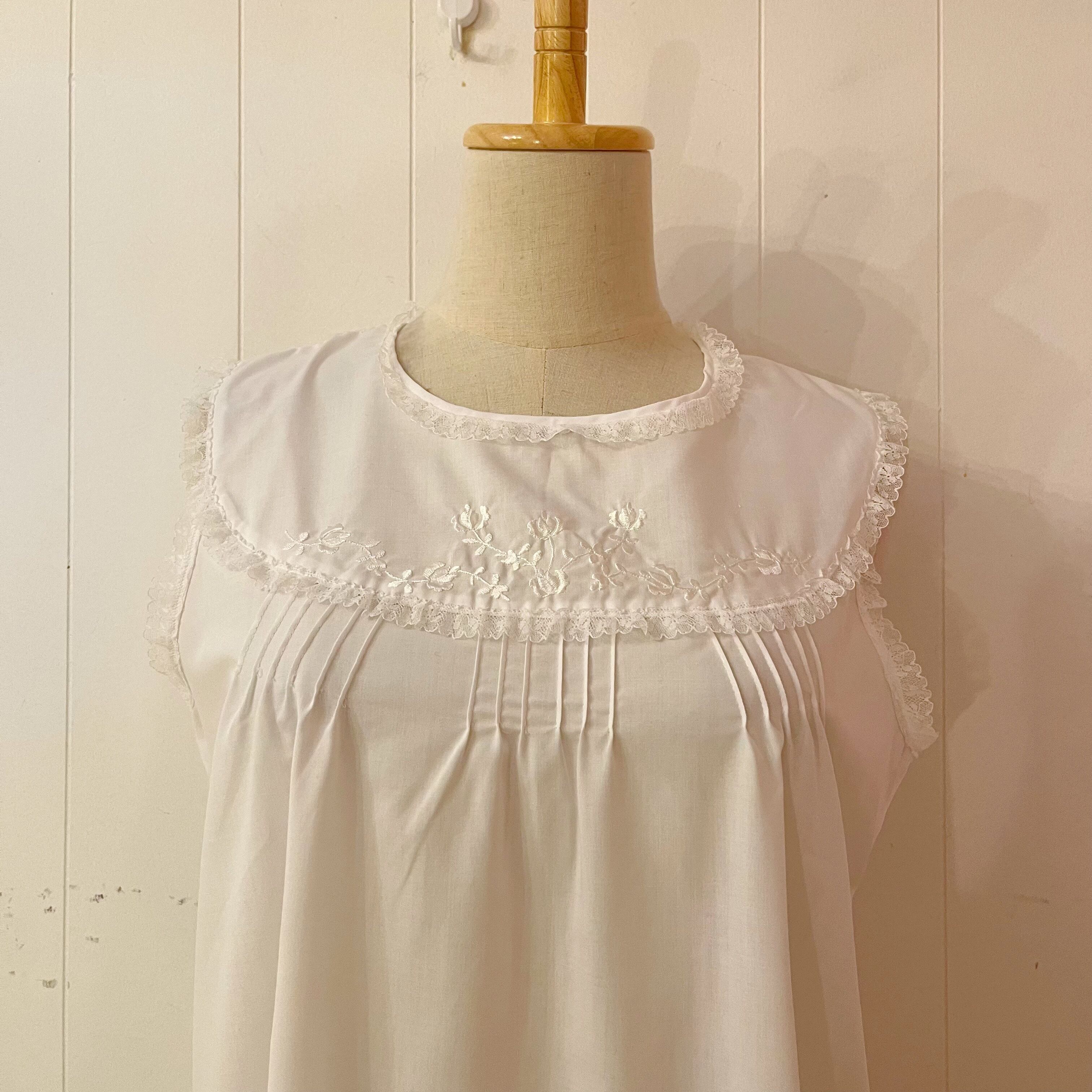 white lace embroidery sleeve less neglige