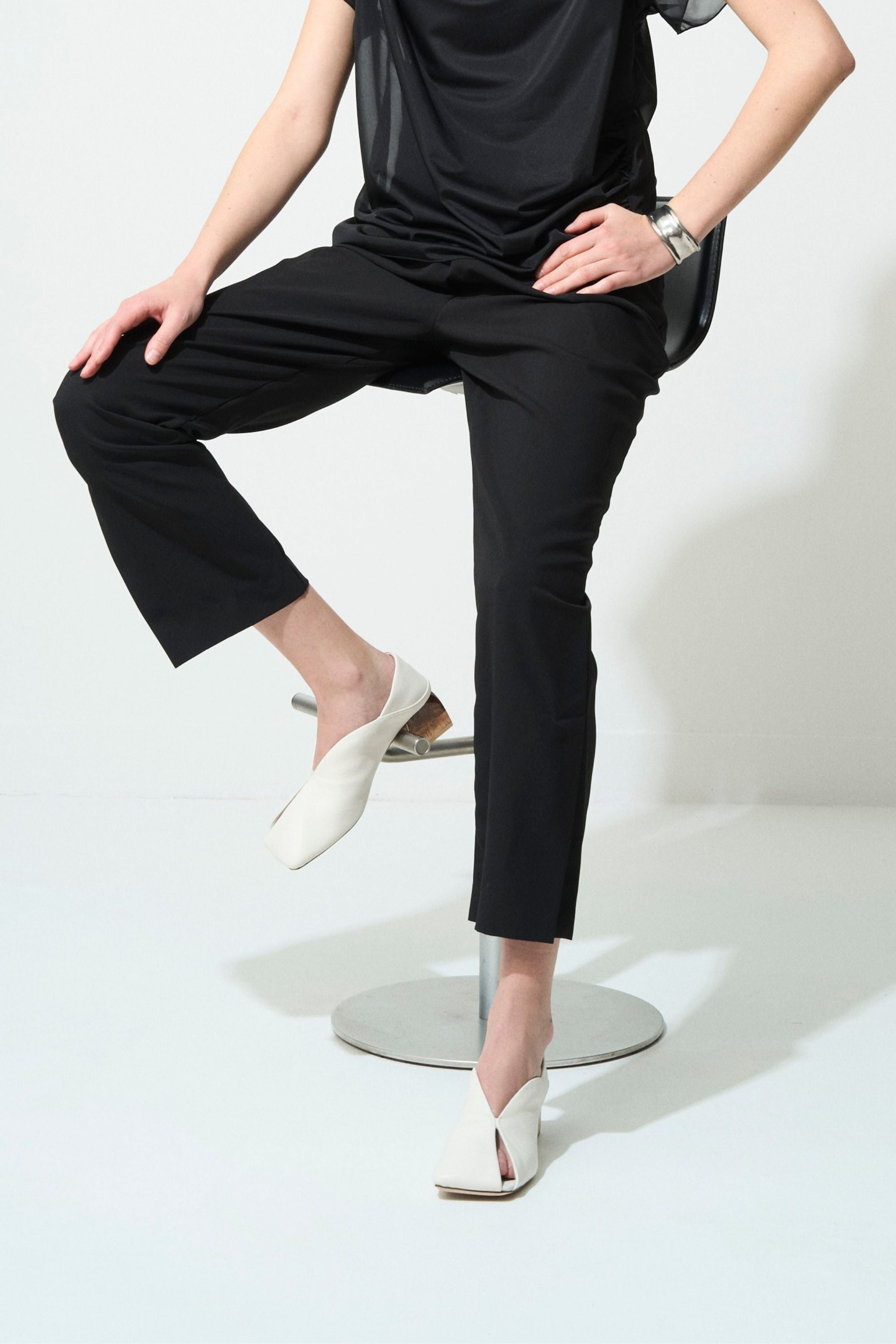 刺繍 カッコいい デザインパンツ 脚長効果 スラックス 韓国n1269 残りわずか SIDE SLIT TAPERED GURKHA PANTS | seven dot
