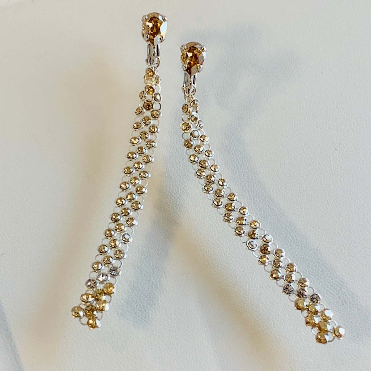 Swarovski社製クリスタルメッシュ使用ドロップストーン付イヤリング 