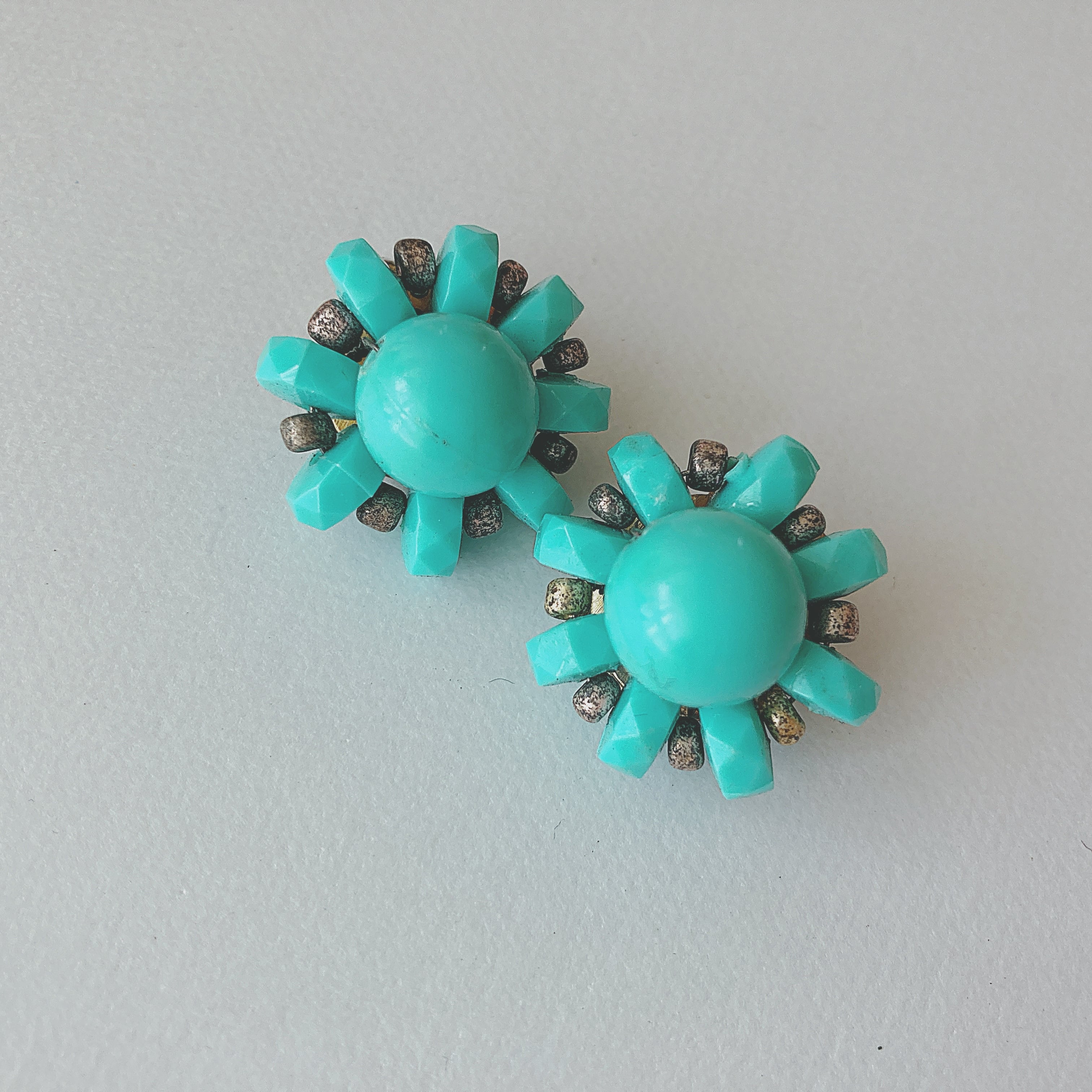 Vintage 50s - 60s Western Germany blue plastic gold beads flower earrings  ヴィンテージ　50年代 - 60年代　西ドイツ製　ブルー　プラスチック　ゴールド　ビーズ　フラワー　花　イヤリング b1016