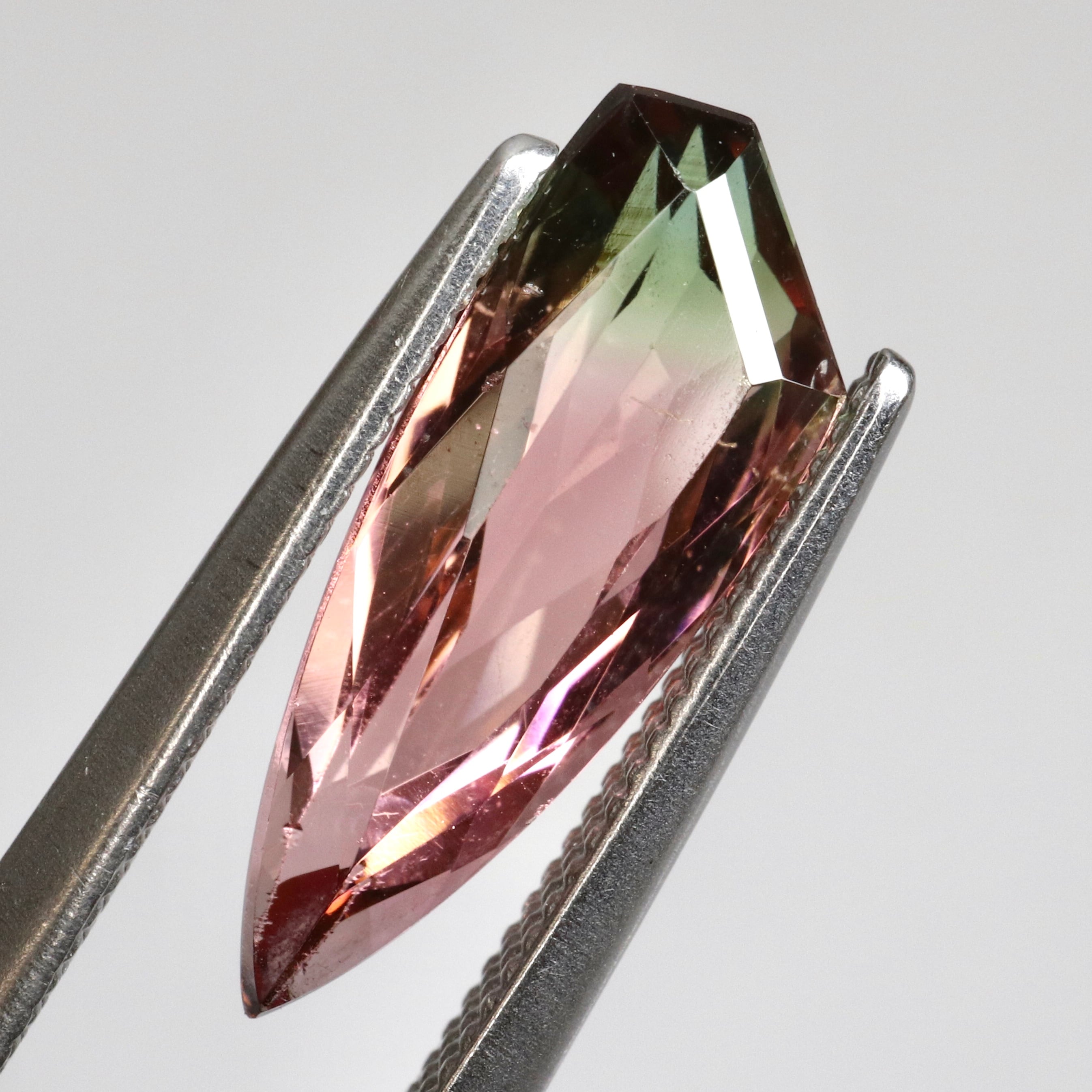 パーティカラードトルマリン4.701ct ルース(バイカラー⁄トリ パーティカラードトルマリン4.701ct ルース(バイカラー⁄トリ