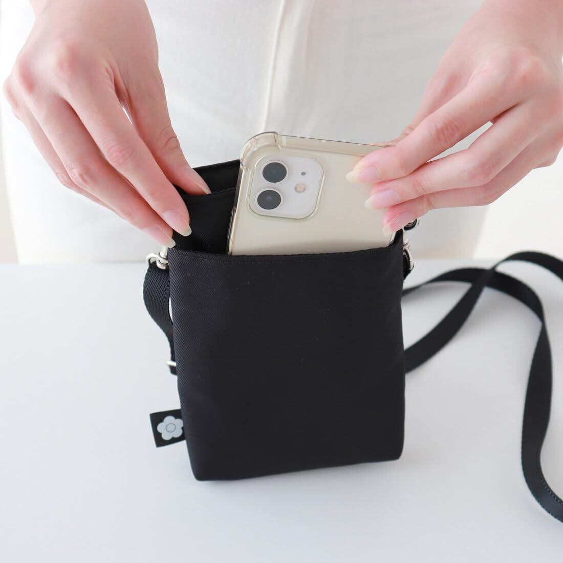 MARY QUANT (マリークヮント) ショルダーポーチ (ブラック) スマホ