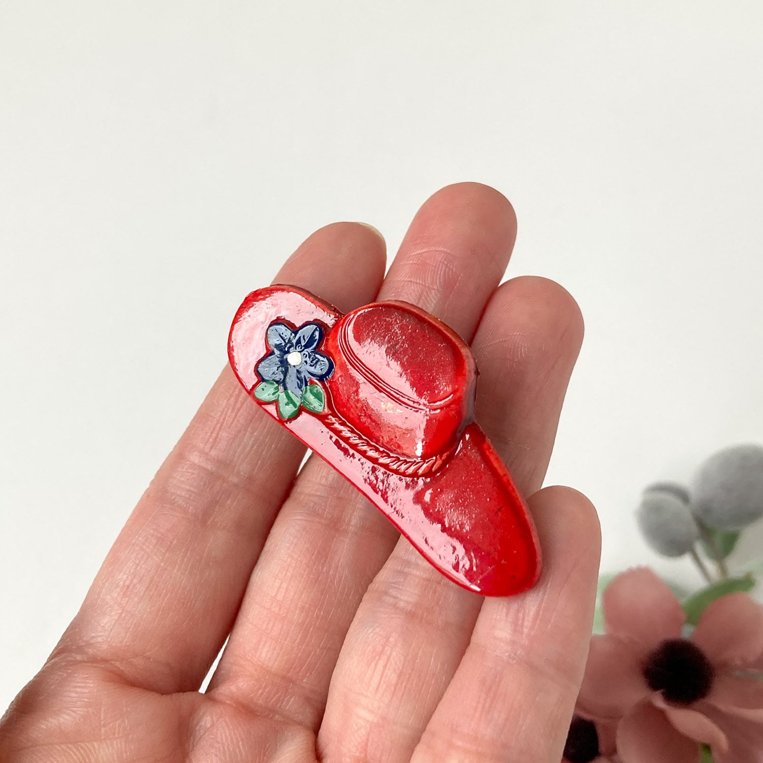 お花のついた赤いハットのヴィンテージブローチ | Dua-アクセサリー