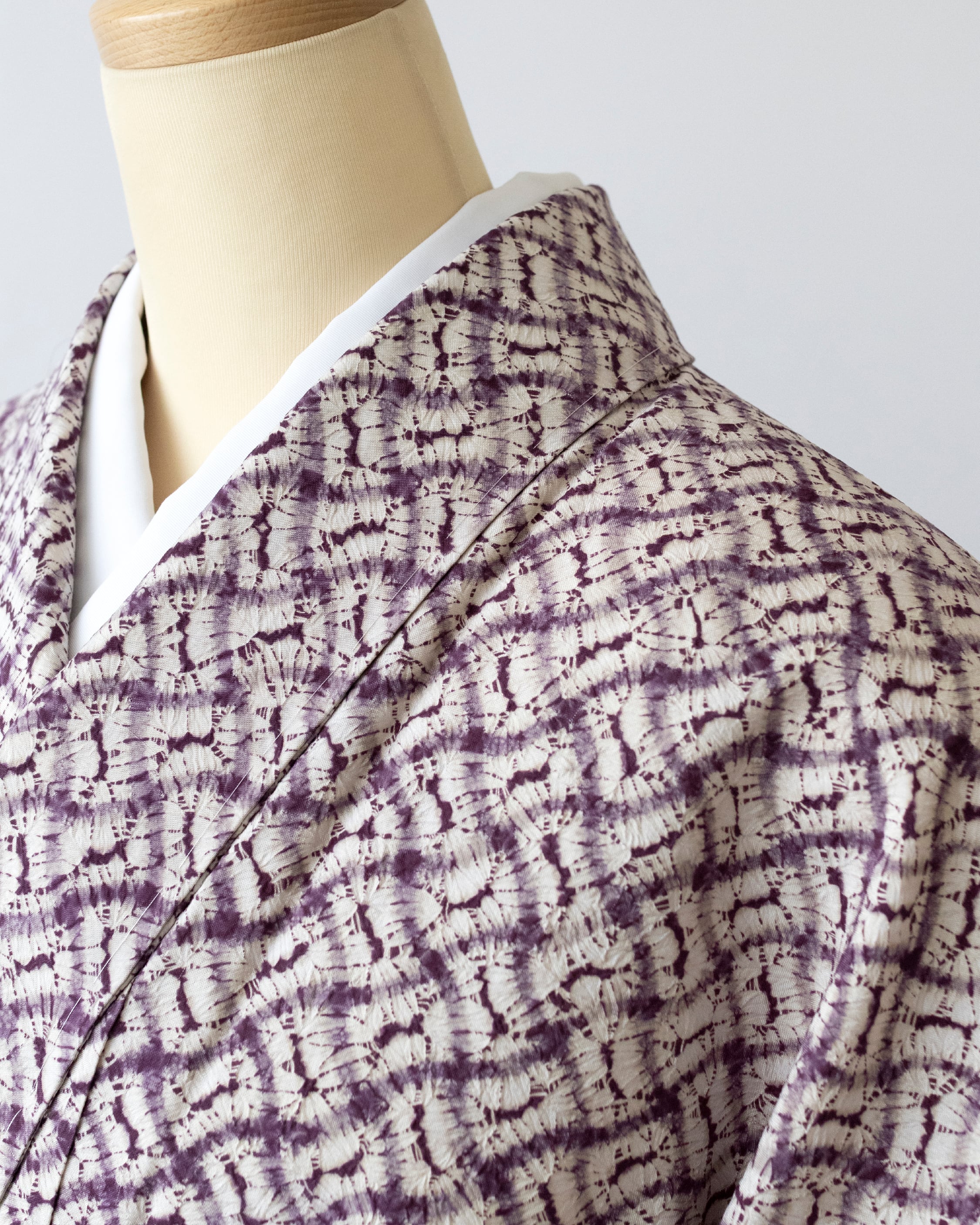 南部紫根染 分胴繋ぎの模様 紬地 絞り染め 袷着物 【未使用品