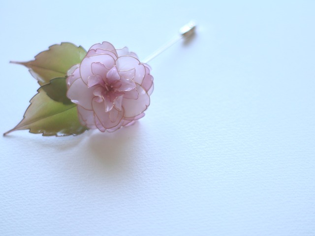 薄緑の八重桜のブローチ