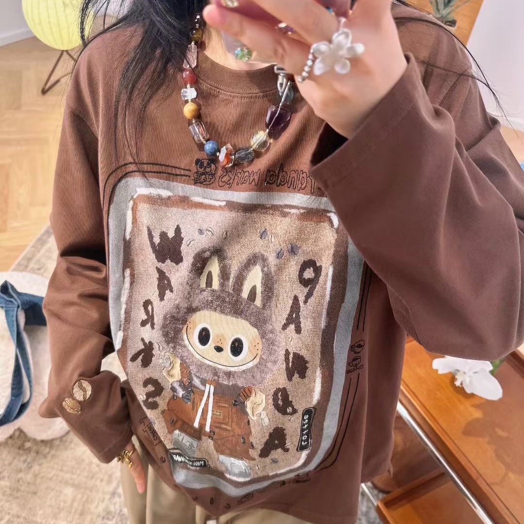 「日常に溶け込む癒し」Labubu/ラブブ ふわりとしたシルエット コーヒーモチーフ Tシャツ 柔らか 綿100% ブラウン ベージュ 落肩デザイン