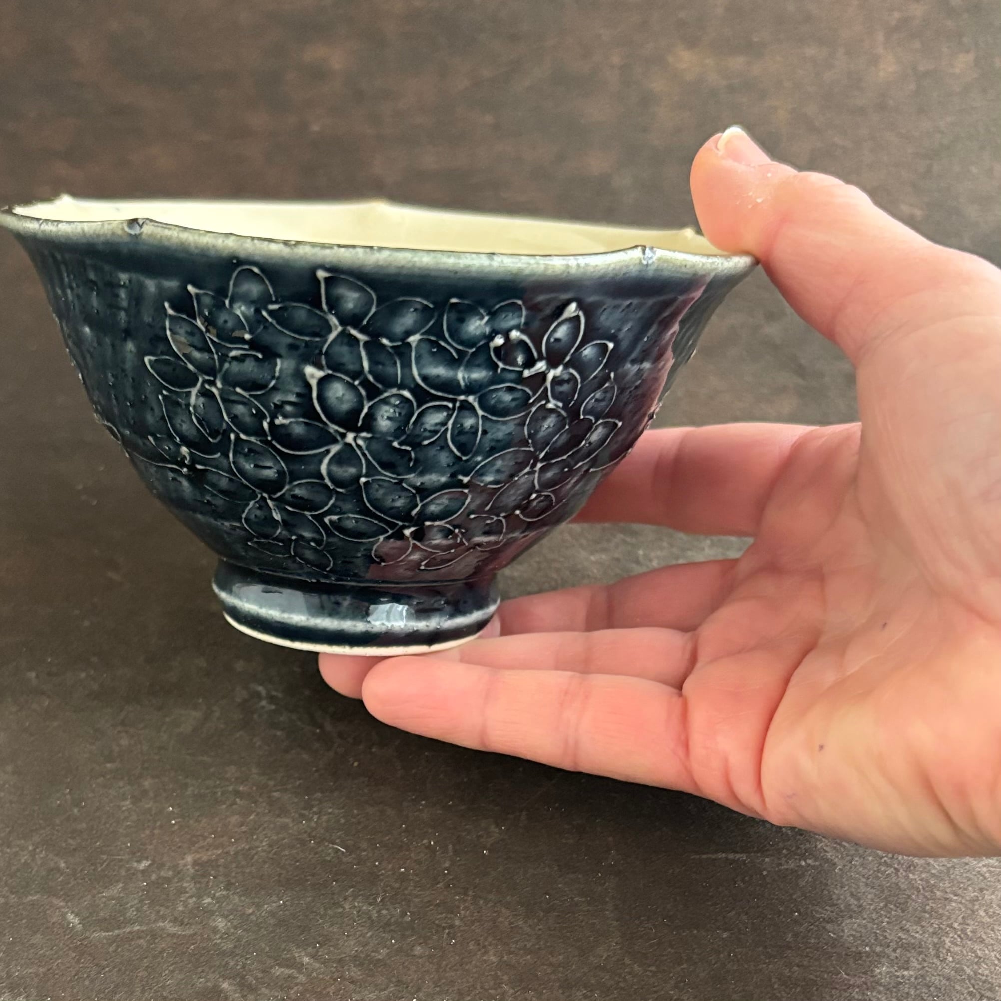 土和のルリエフ　藍釉　お花形ご飯茶碗