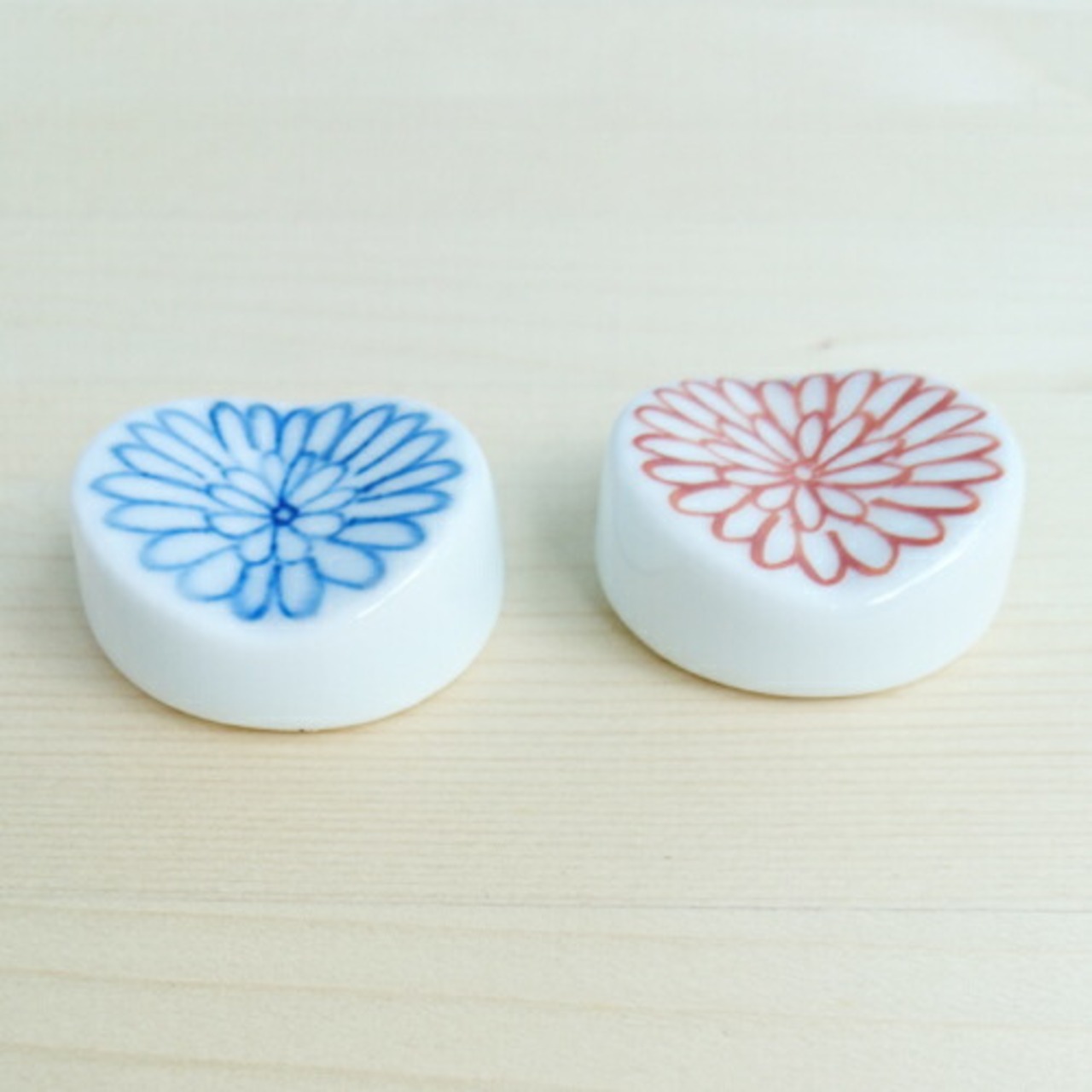 有田焼　チビ丸　箸置き　菊（青・赤） 27-009