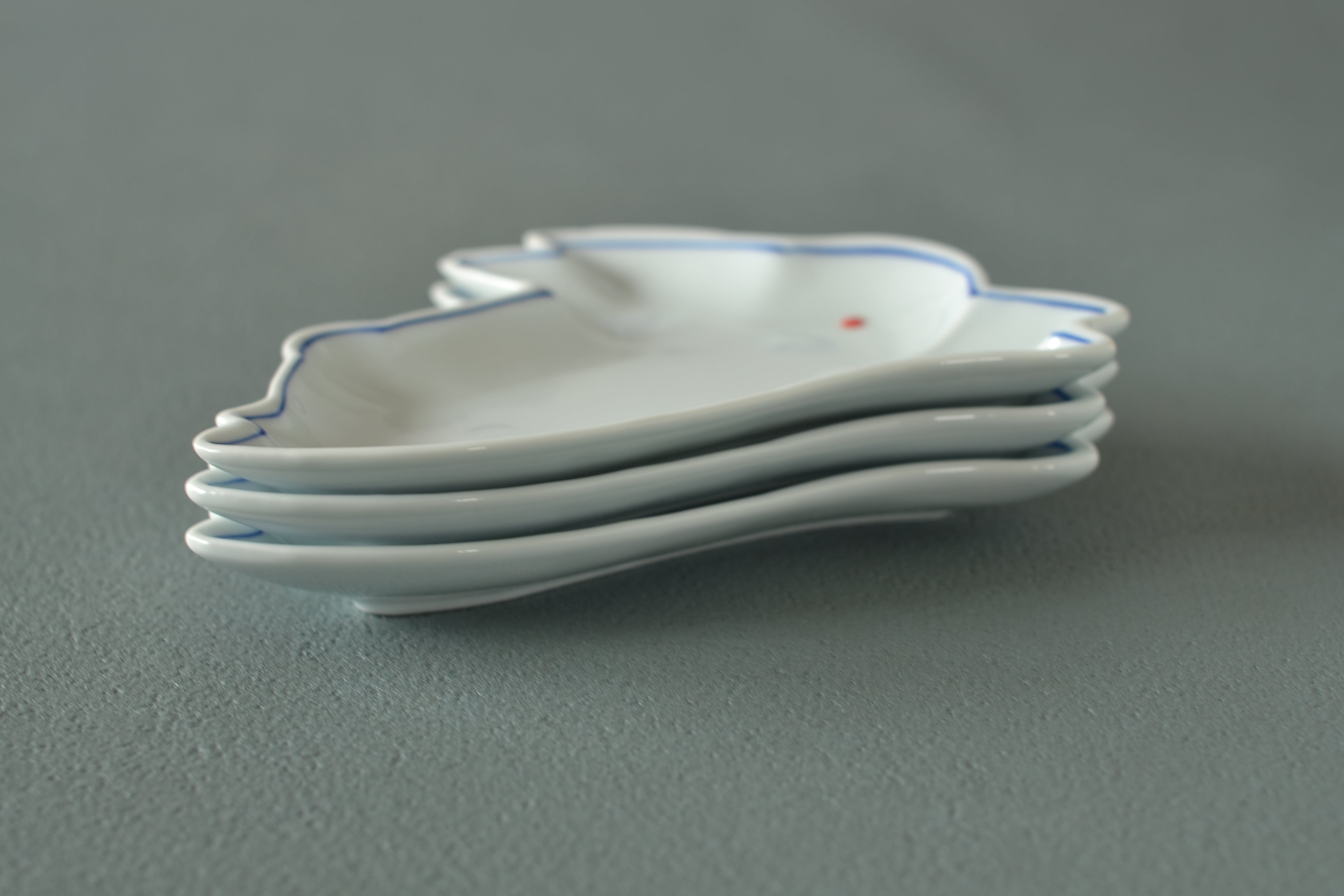 伊万里焼 手描き 跳ね兎銘々皿 / 呉須線 | FUCHIGAMI TOJIKI