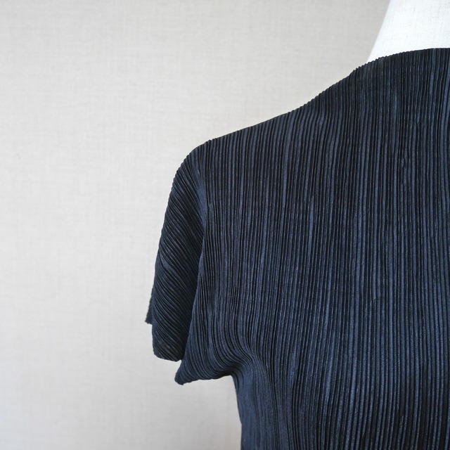 【MADE IN KOREA-送料無料◎-】プチハイネック プリーツTシャツ トップス(ブラック) / 韓国ファッション