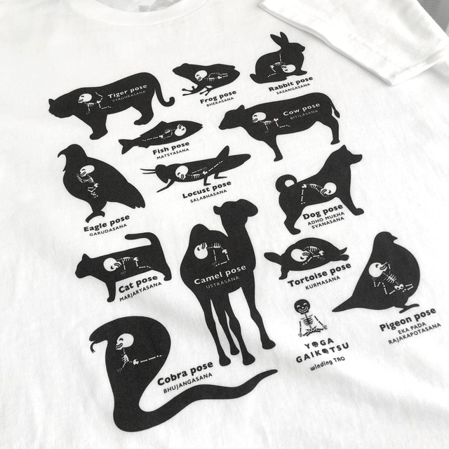 ヨガ ガイコツ 動物ポーズ Tシャツ［モノクロ］