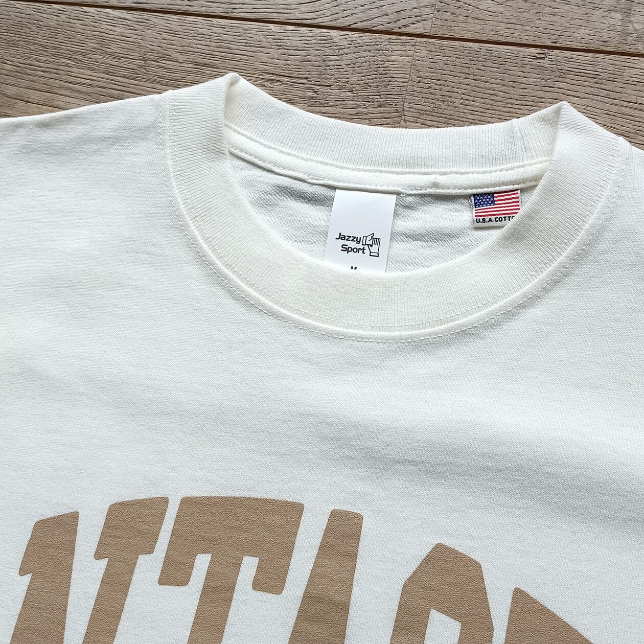 残りわずか〉J.S. Fantastic Tシャツ（ホワイト） | Jazzy Sport
