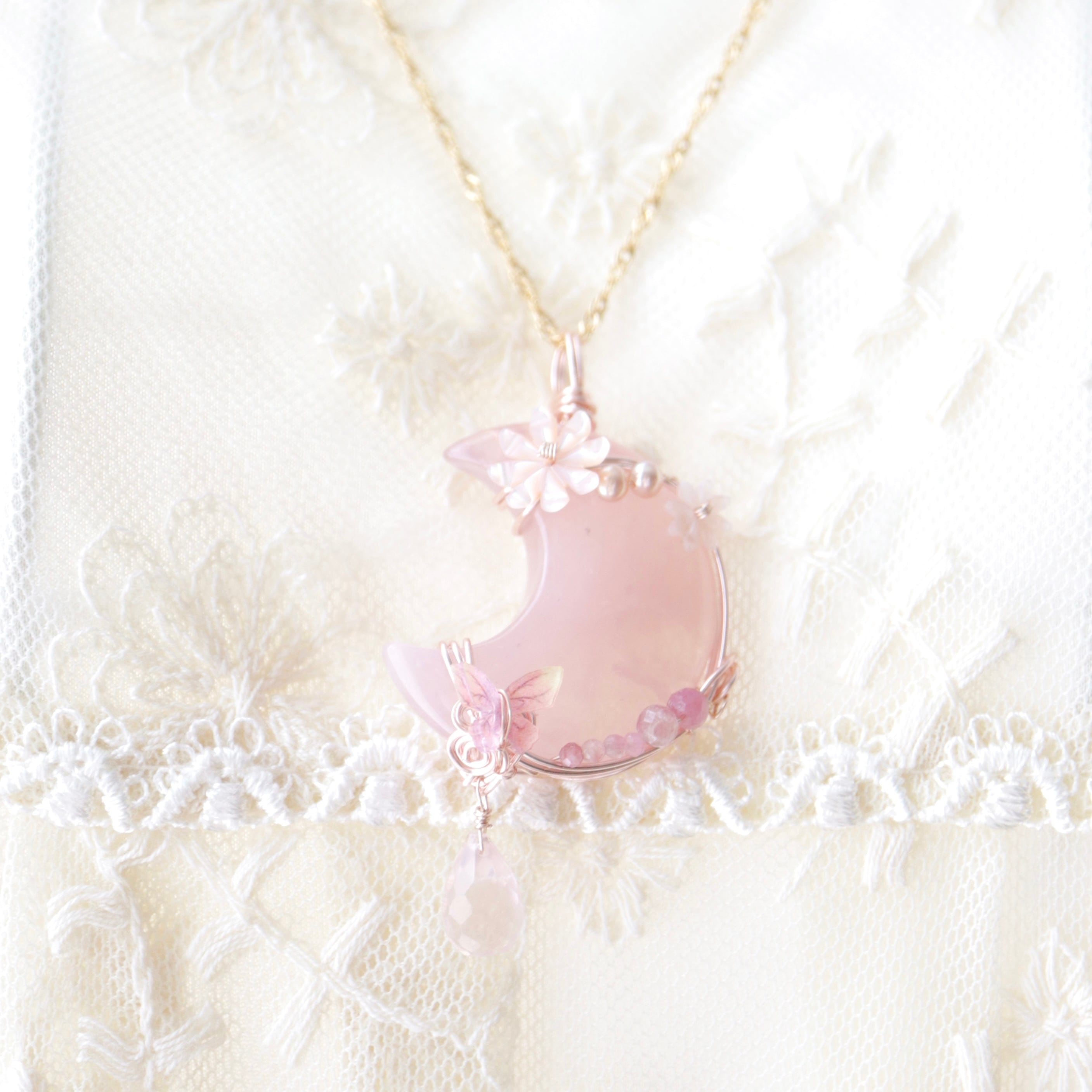 ローズクォーツの三日月ペンダントトップ《春の夜に咲いた、恋の満月