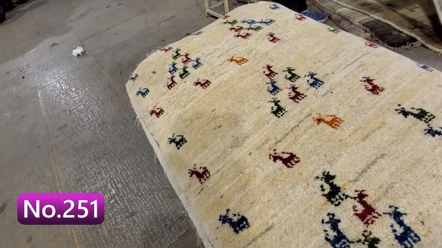 絨毯クエスト43 後編【No.251】Gabbeh ※現在、こちらの商品はイランに置いてあります。ご希望の方は先ずは在庫のご確認をお願いします。
