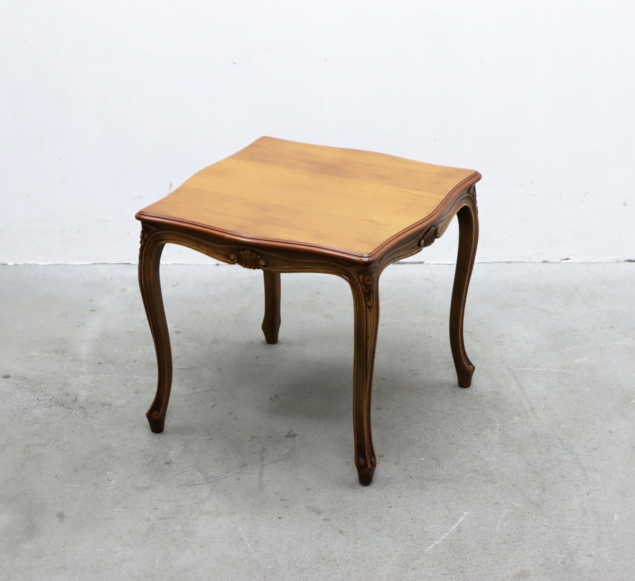 カリモク家具/ヴィンテージ/サイドテーブル/花台/猫足/花彫刻/レトロデザイン コンソールテーブル 玄関 アンティーク 半円 猫脚 猫足 花台