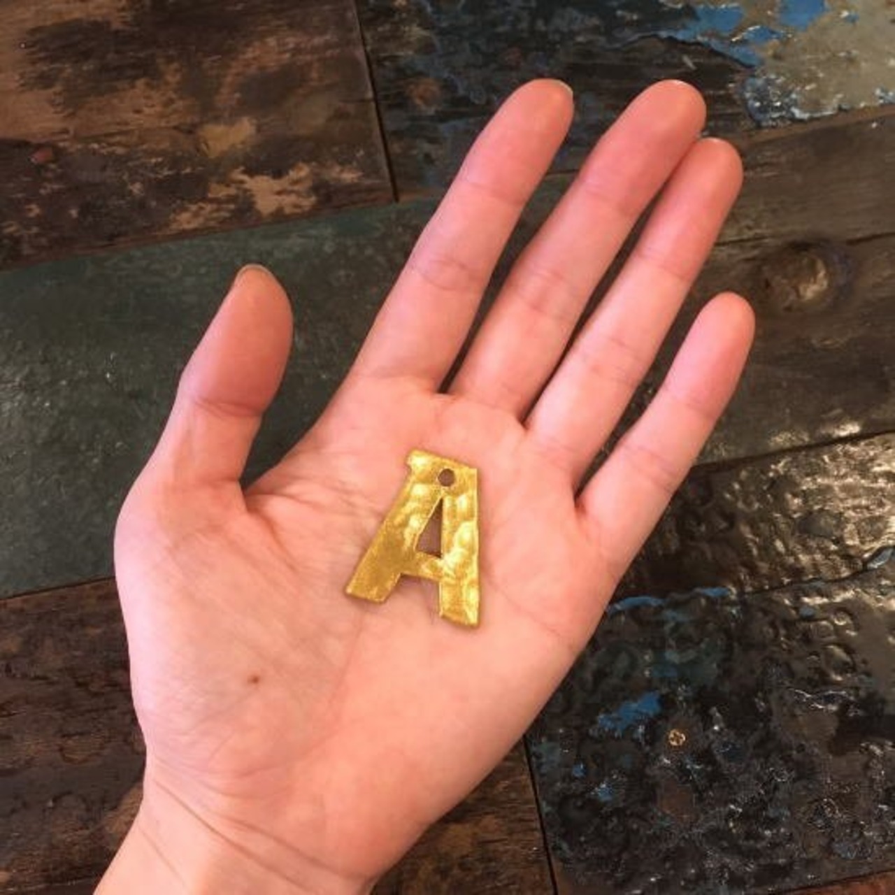 TOPANGA Zakka India Gold Hammered Iron Alphabet Plate S 3cm 　インド　ゴールドハンマーアイアンアルファベットプレート　小　看板　サインプレート　鉄　住所　店舗　表札　メール便　槌目