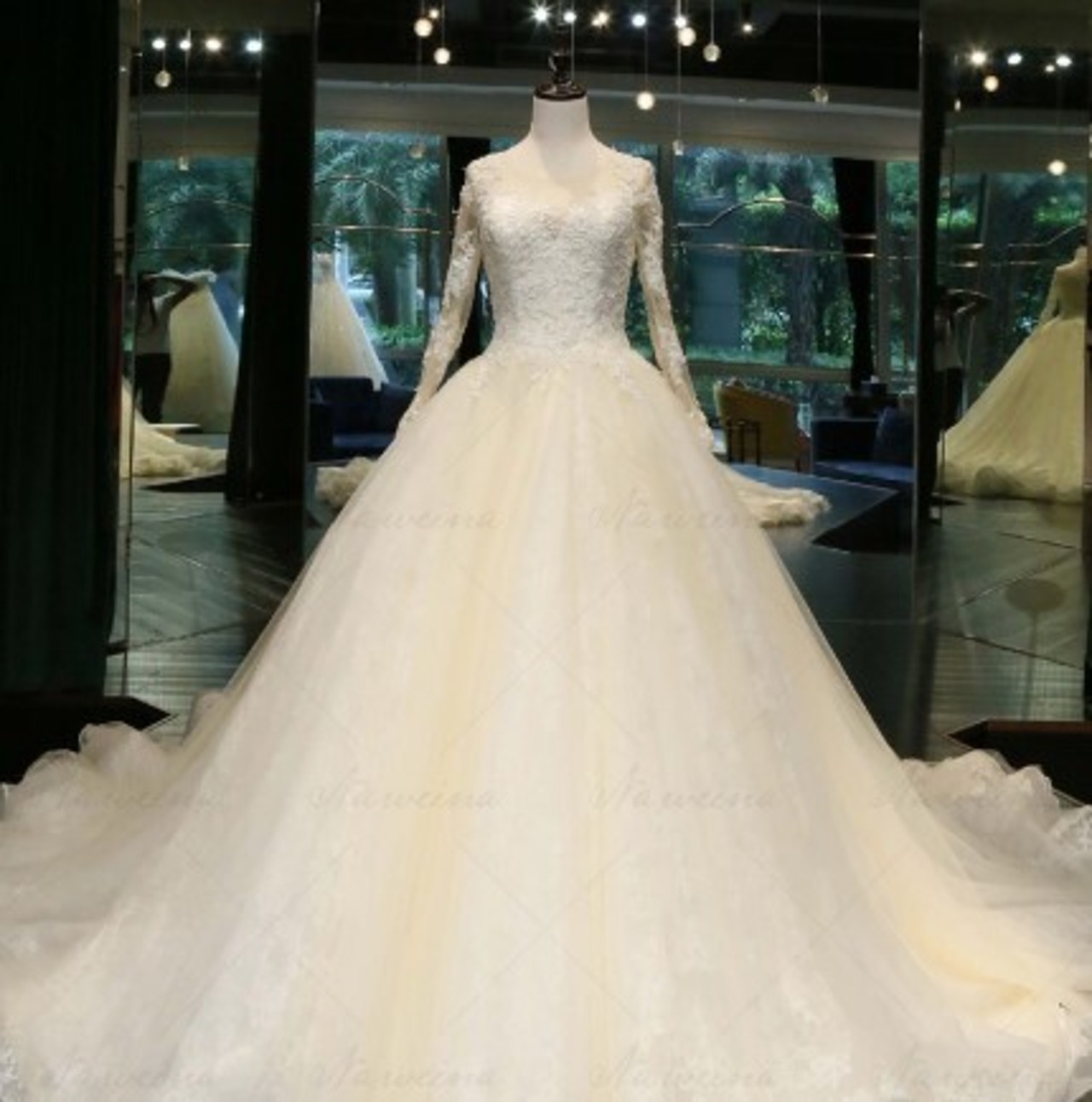 高品質！ ウエディングドレス ホワイト ロングトレーン 繊細レース  