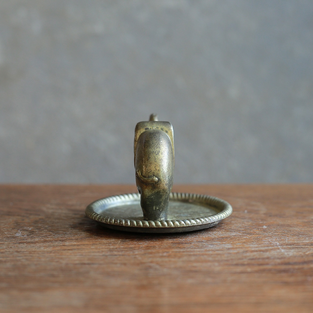 ゴールドに輝く、陽気な象のトレイ