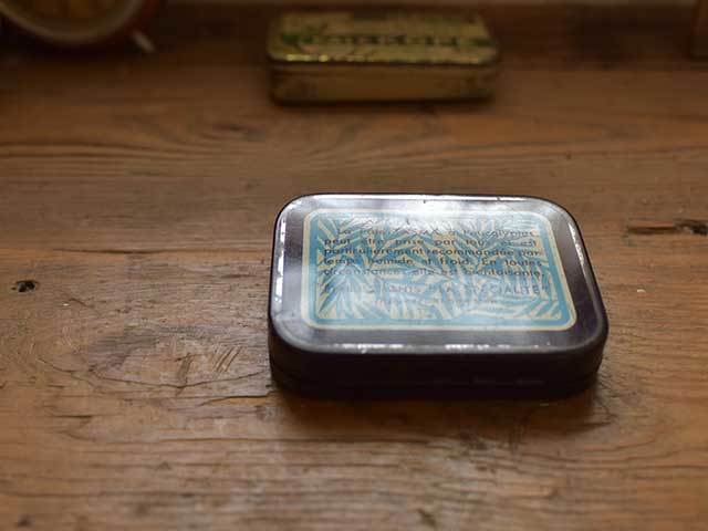 <セット商品>仏語の文字が入った小さなTin缶とキーホルダー フレンチブロカント