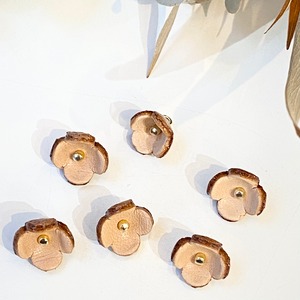 【アウトレット3D立体レザーフラワー】クローバーS(ピン付きタイプ）ナチュラル6個セット