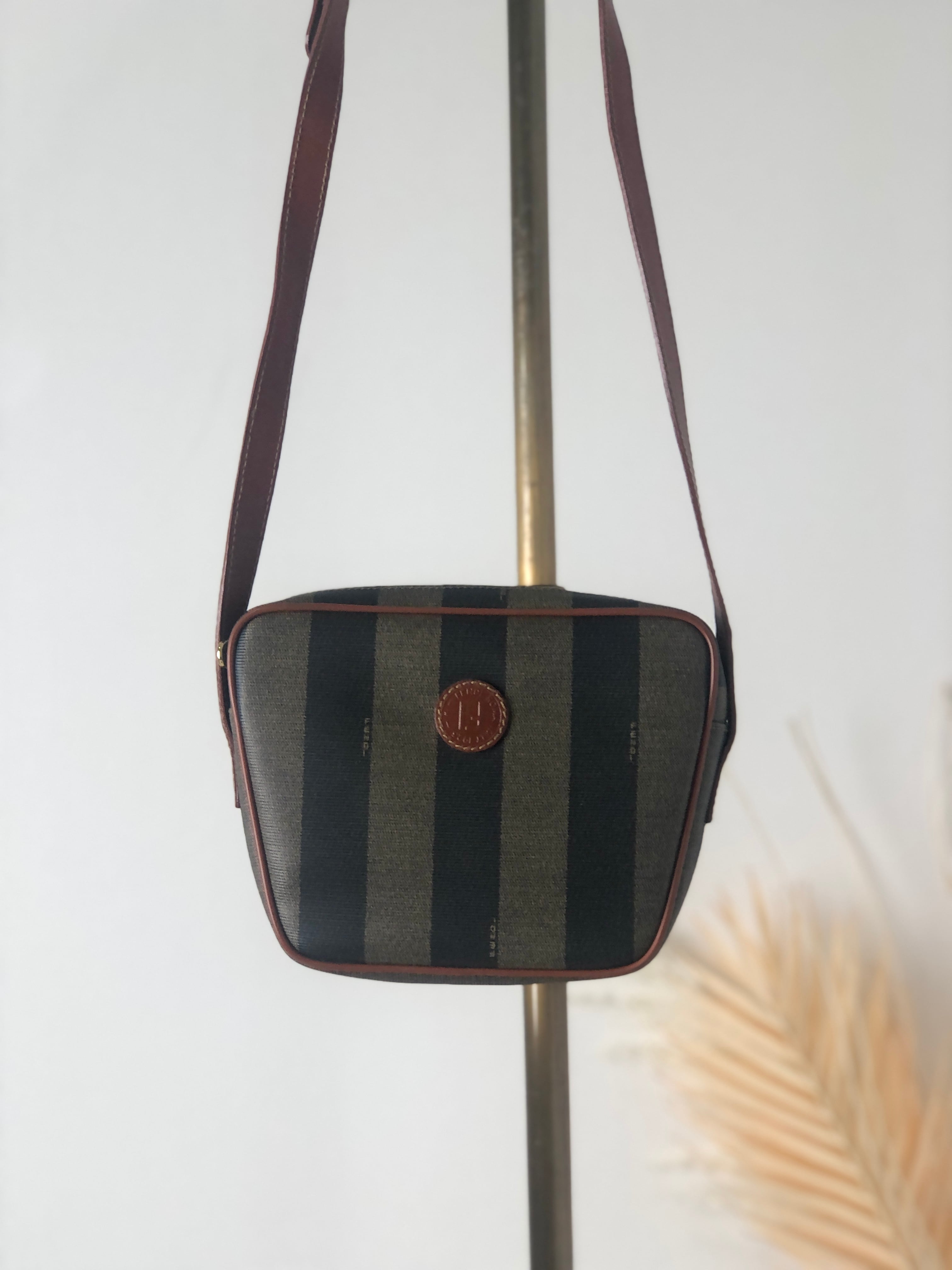 日本直送 名牌中古包 】FENDI フェンディ ぺカン FFロゴ PVC レザー