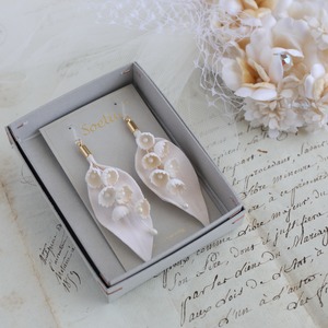 【minne特集掲載】布花フリルすずらん( オールホワイト) ピアス・イヤリング