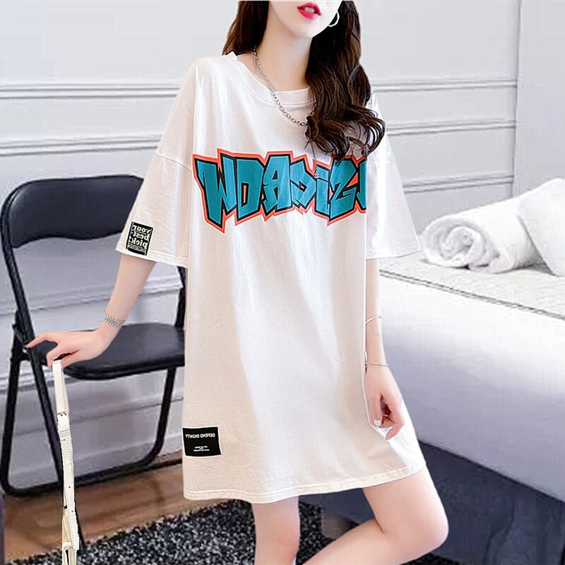 カジュアル ストリート アメカジ 大きいサイズ ロゴ オーバーサイズ Tシャツ レディース ロング丈 ワンピース ホワイト ブラック 白 黒 半袖 ビッグシルエット ルーズ 体型カバー 脚長効果 スタイルアップ ゆるカジ レトロ メンズライク スポーティー 男ウケ デート服