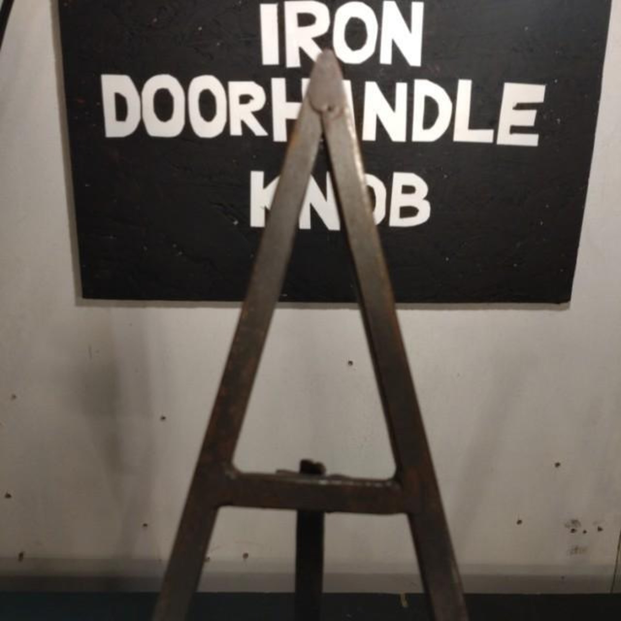 India Triangular Easel Stand Made of Iron　Iron　Antique Style　Changes over time　Display　