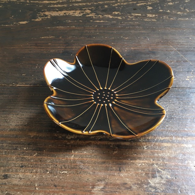 花型皿　艶あり焦茶　陶彩窯　砥部焼