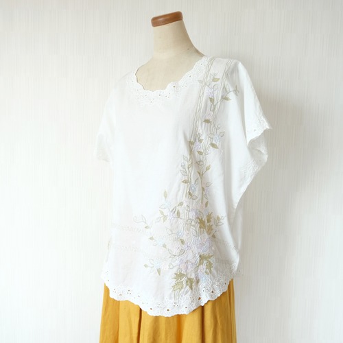 刺繍のある白ブラウス